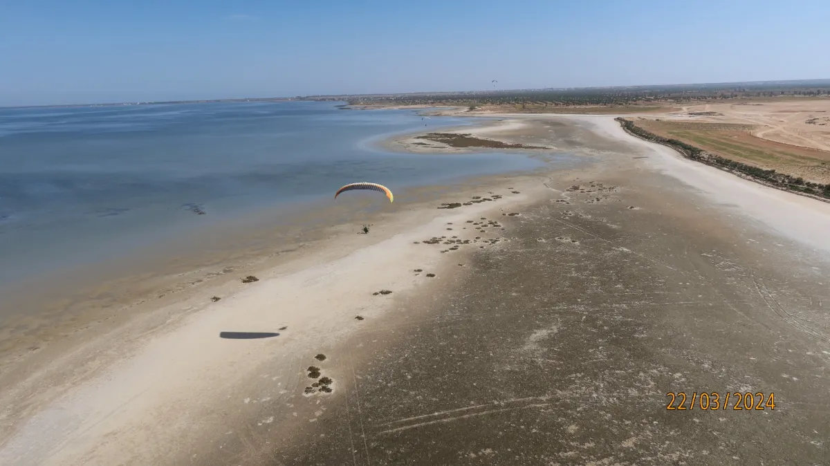 Paramotor über Küstensiedlung bei Djerba