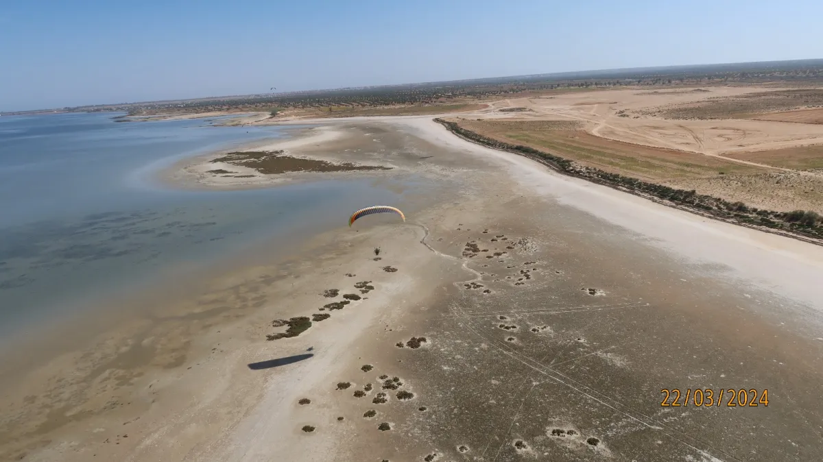 Küstenflug über Sandbank zwischen Lagune und Meer