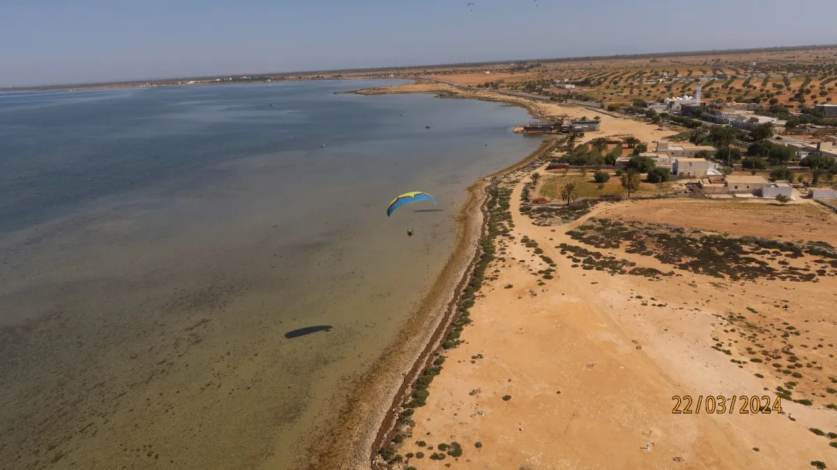 Paramotorflug über Djerba Küste mit Dorf